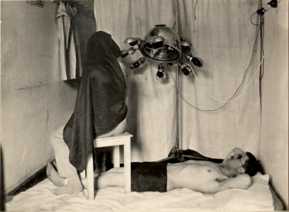 Bestrahlung örtlich und total mit der künstlichen Höhensonne im roten Kreuzspital in Villach (BildID 15473605)