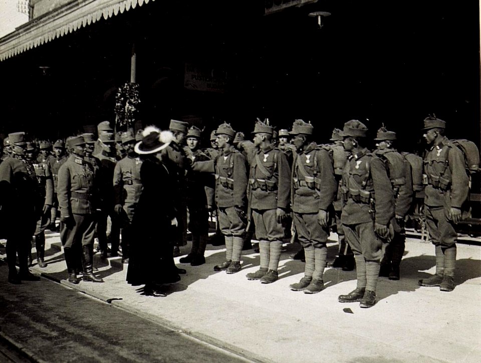 Besuch des Kaiserpaares am 22. April 1917 in Bozen, das Kaiserpaar spricht die Ehrenkompanie Tiroler Kaiserjäger an. Oberst Tschan, Kommandant eben dieser und sein Adjutant Hauptmann Huslig. (BildID 15583864)