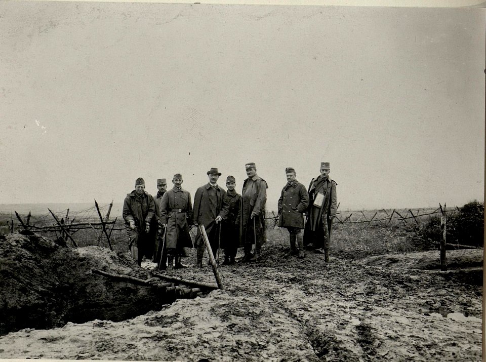 Besuch des früheren Oberst des Schweizer Generalstabs Karl Egli auf der Höhe Worobijowka, Juli 1916 (BildID 15542415)