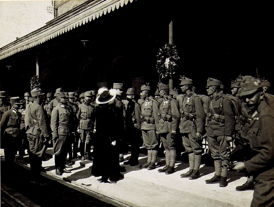 Besuch des Kaiserpaares am 22. April 1917 in Bozen, das Kaiserpaar spricht die Ehrenkompanie Tiroler Kaiserjäger an. Oberst Tschan, Kommandant eben dieser und sein Adjutant Hauptmann Huslig. (BildID 15583857)