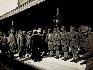 Besuch des Kaiserpaares am 22. April 1917 in Bozen, das Kaiserpaar spricht die Ehrenkompanie Tiroler Kaiserjäger an. Oberst Tschan, Kommandant eben dieser und sein Adjutant Hauptmann Huslig. (BildID 15583857)