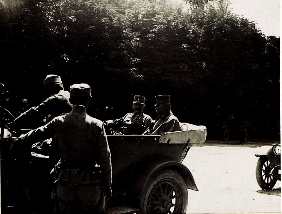 Besuch des Generalobersten Baron Hazai im Rayon IV und V. Ankunft in Brixen, Exzellenz Hazai mit Exzellenz von Roth im Auto. (BildID 15585264)