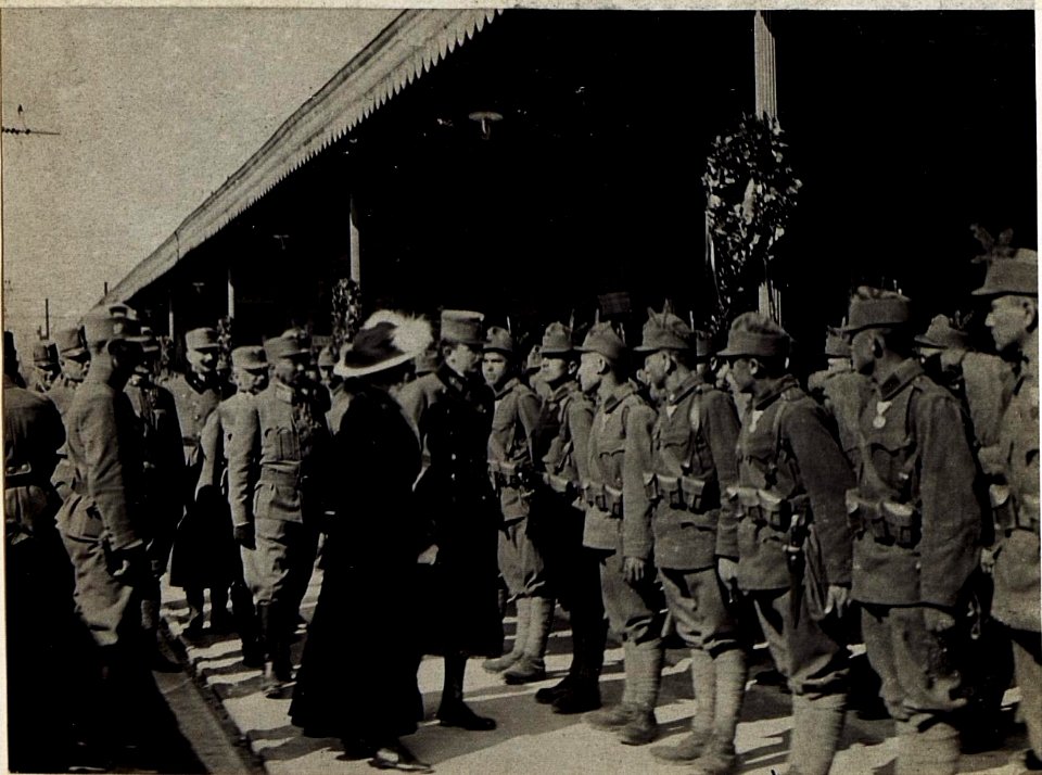 Besuch des Kaiserpaares am 22. April 1917 in Bozen, das Kaiserpaar spricht die Ehrenkompanie Tiroler Kaiserjäger an. Oberst Tschan, Kommandant eben dieser und sein Adjutant Hauptmann Huslig. (BildID 15583850)