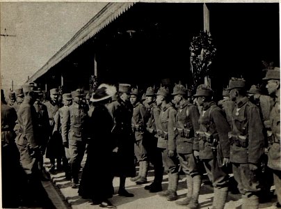 Besuch des Kaiserpaares am 22. April 1917 in Bozen, das Kaiserpaar spricht die Ehrenkompanie Tiroler Kaiserjäger an. Oberst Tschan, Kommandant eben dieser und sein Adjutant Hauptmann Huslig. (BildID 15583850)