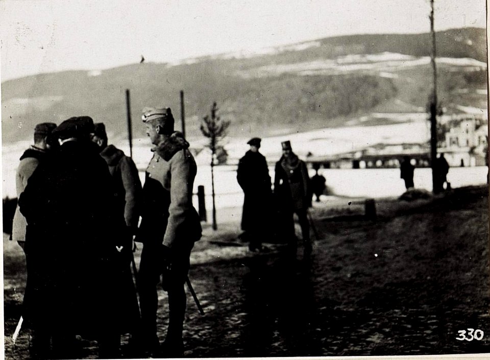 Besuch des Wiener Bürgermeisters Weiskirchner bei der Truppen des alten 14. Korps, am 29.1.1916, bei der Nasswand. Erzherzog Karl in der Bildmitte. (BildID 15580547)