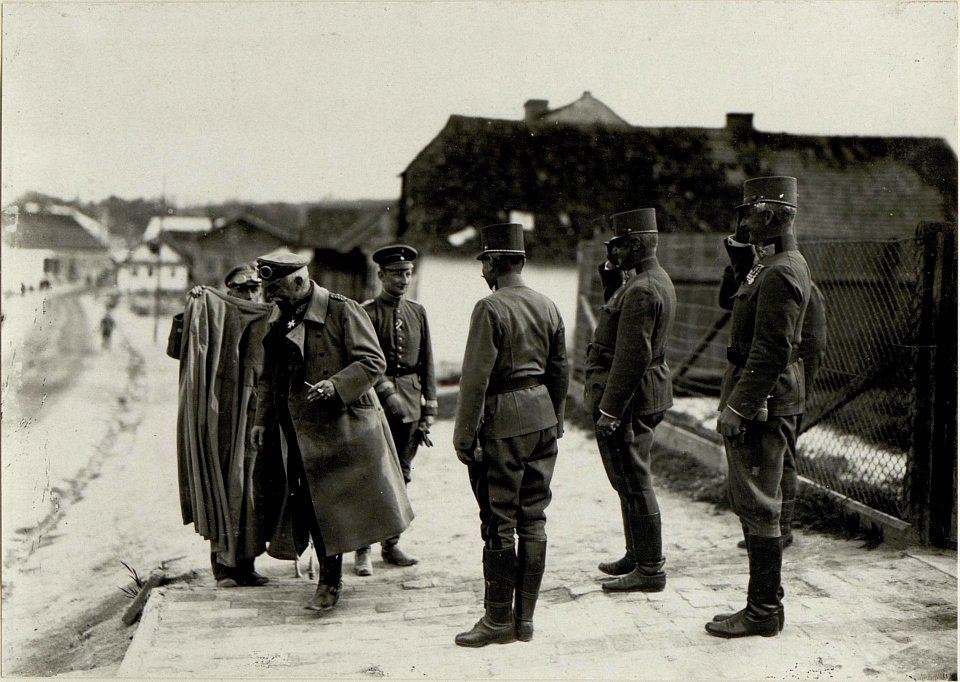 Besuch Generals Johannes von Eben in Pomorzany am 8. Juni 1917. Generalsstabschef Oberst von Ruzicic, Generalmajor Bölz und General Ernst Kletter Edler von Gromnik verabschieden General Johannes von (BildID 15544167)