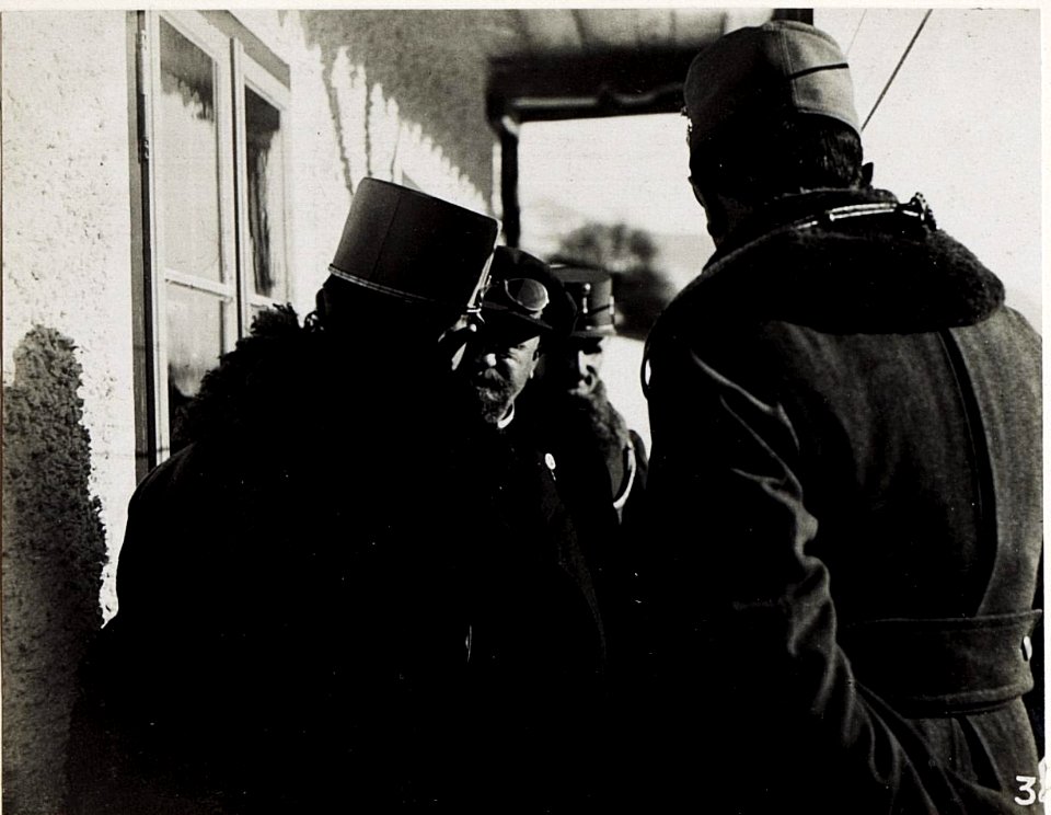Besuch des Wiener Bürgermeisters Weiskirchner bei der Truppen des alten 14. Korps, am 29.1.1916, auf der Terasse des Watschinger-Hofes im Sextnertal. (BildID 15580568)