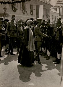 Besuch Ihrer Majestäten in Hermagor, Jhre Majestäten bei der Trachtengruppe. (4-6.1917.) (BildID 15798964)