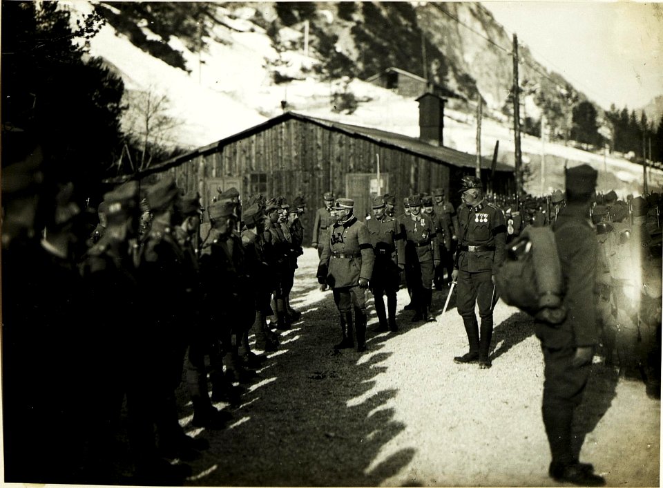 Besuch des Armeekomdt.Exllz.v.Krobatin im Abschnitte III (BildID 15500022)