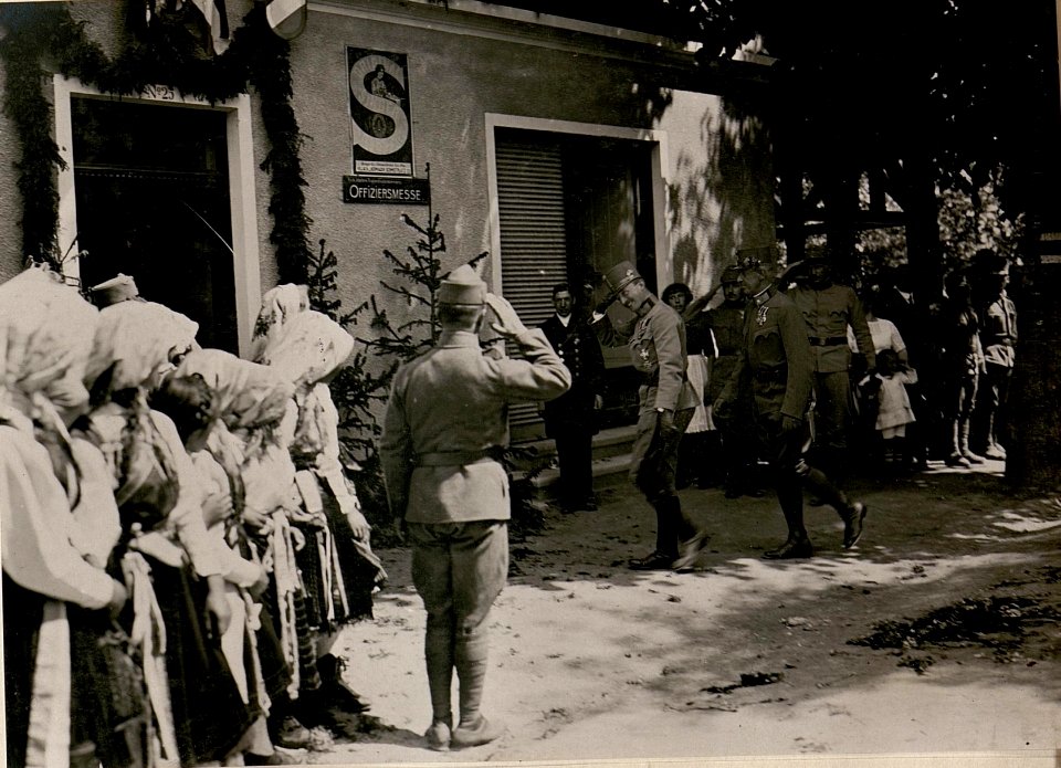 Besuch Ihrer Majestäten in Hermagor, Sr.Majestät begibt sich in die Offiziersmesse. (4-6.1917.) (BildID 15798950)