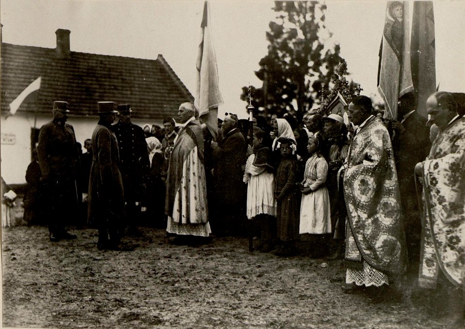 Besuch KAISER KARLS in Narajow.1917. (BildID 15531534)