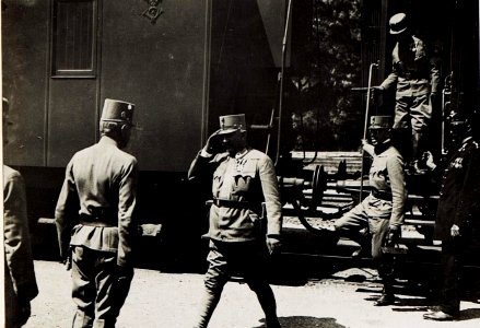 Besuch des Generalobersten Baron Hazai im Rayon IV und V. Ankunft in Brixen, Begrüßung durch Exzellenz von Roth. (BildID 15585250)