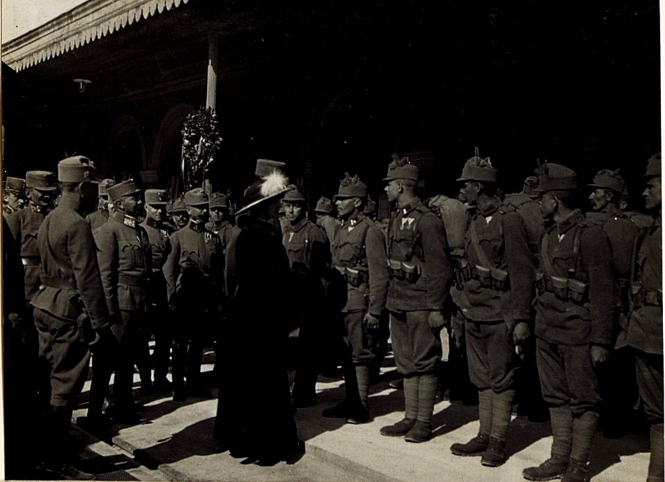 Besuch des Kaiserpaares am 22. April 1917 in Bozen, das Kaiserpaar spricht die Ehrenkompanie Tiroler Kaiserjäger an. Oberst Tschan, Kommandant eben dieser und sein Adjutant Hauptmann Huslig. (BildID 15583843)