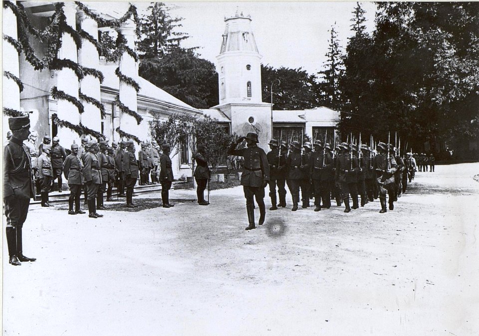 Besuch S.M.des Königs Friedrich August von Sachsen am 6.9.1917, Vorbeimarsch in Chorostkow. (BildID 15730158)