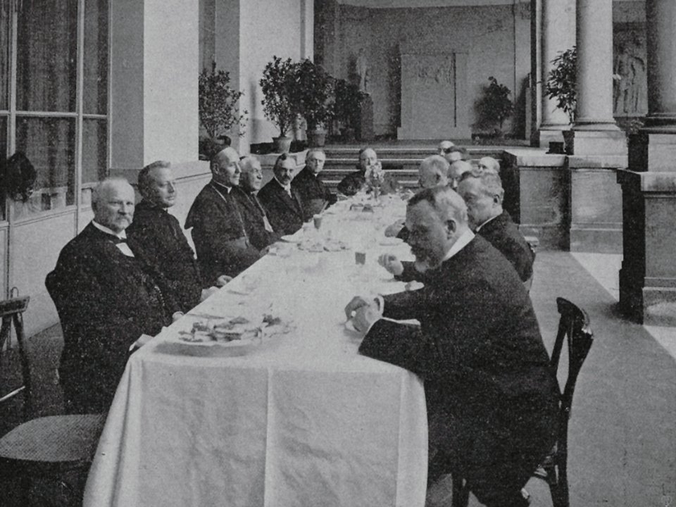 Besuch des päpstlichen Legaten Kardinal Vannutelli auf der Ausstellung für christliche Kunst in Düsseldorf (im Innenhof Kunstpalast), Foto Julius Söhn, 1909