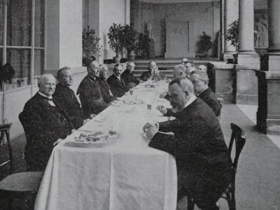 Besuch des päpstlichen Legaten Kardinal Vannutelli auf der Ausstellung für christliche Kunst in Düsseldorf (im Innenhof Kunstpalast), Foto Julius Söhn, 1909