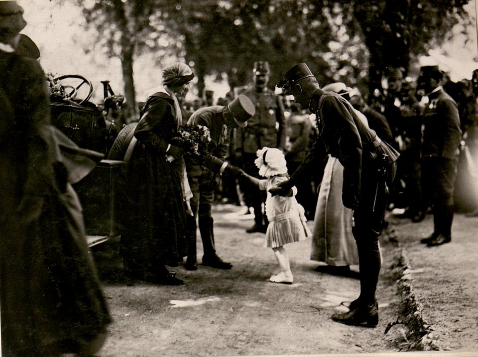 Besuch Ihrer Majestäten in Hermagor, Huldigung der kleinen Trojer. (4-6.1917.) (BildID 15798943)