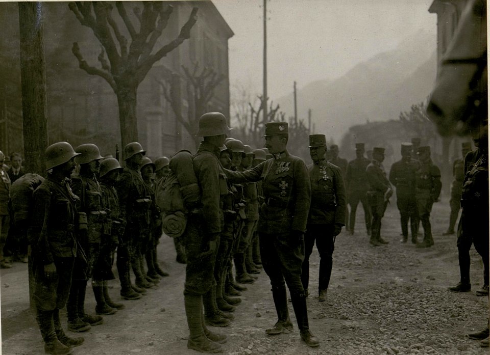 Besuch Kaiser Karl in Trient.(bei I.R.88.) (BildID 15515148)