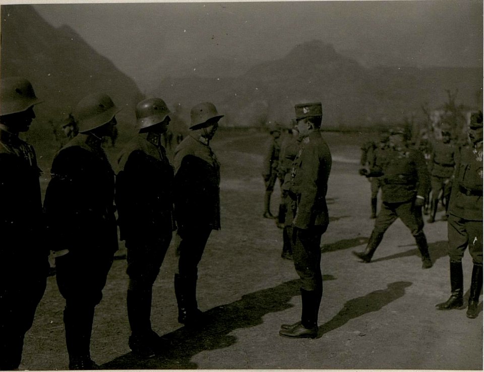 Besuch Sr.Majestät am Flugplatz in Pergine. (BildID 15514838)