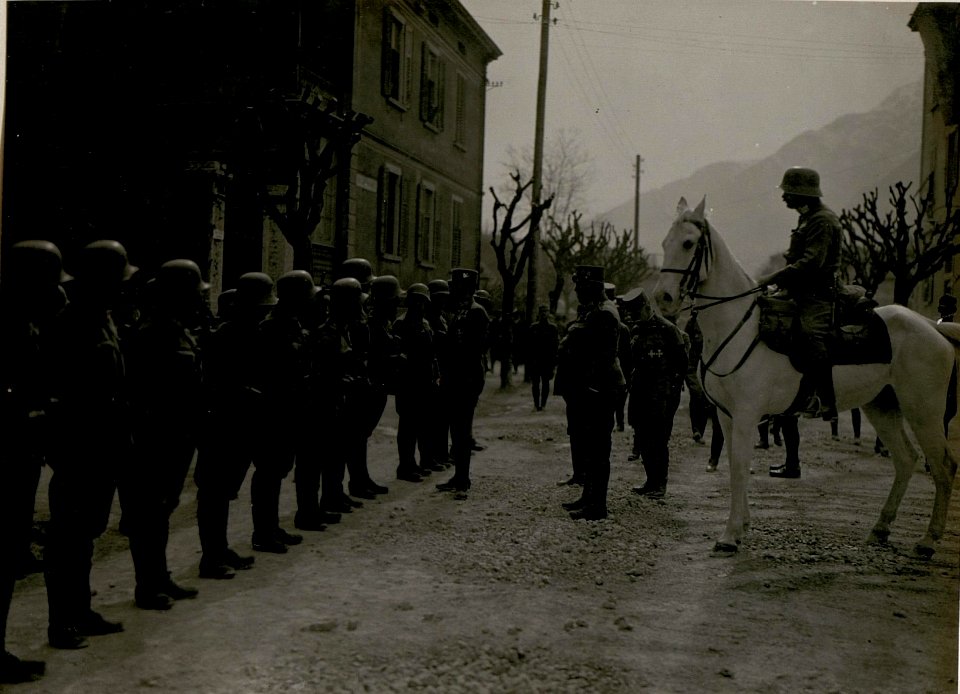 Besuch Sr.Majestät Kaiser in Trient.(bei I.R.88.) (BildID 15514923)