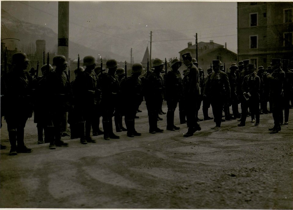 Besuch Sr.Majestät Kaiser Karl in Trient.(bei I.R.88.) (BildID 15514944)