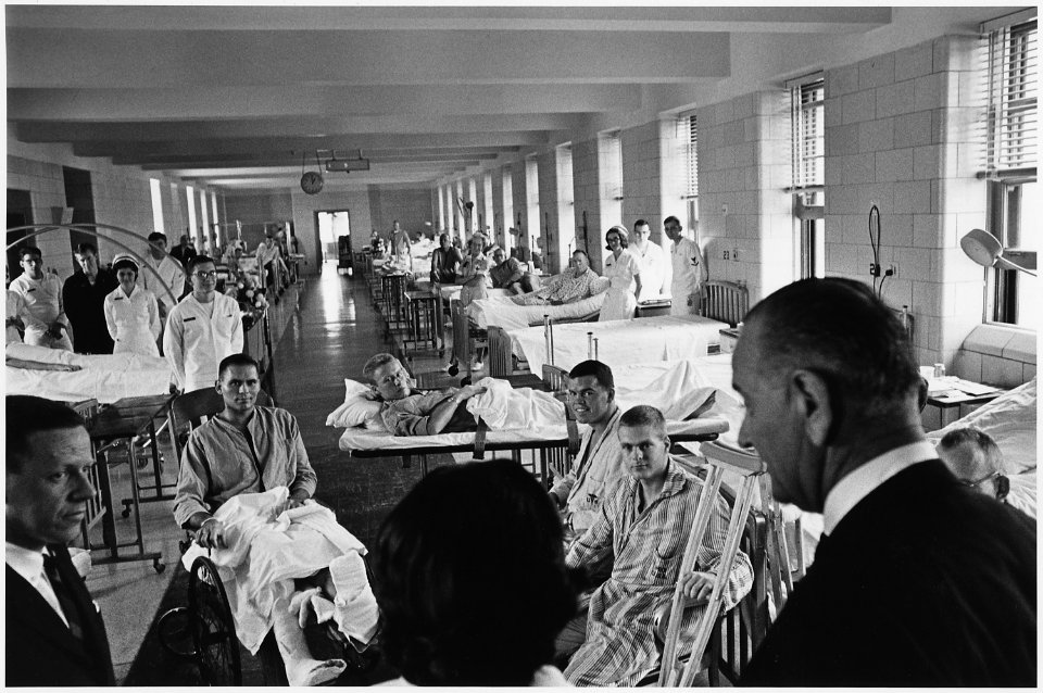 Bethesda Naval Hospital, President Lyndon B. Johnson visits ward with wounded troops - NARA - 192519