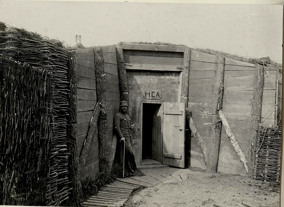 Betonierter Maschinengewehrstand des zweiten Bataillons des Infanterieregimentes 35 im Bau, Abschnitt Pokropivna, aufgenommen am I. Juni 1916 (BildID 15541918)