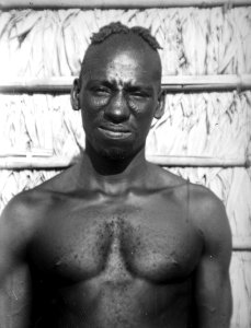 Betsina, s. om Kinkonysjön, n.v. Madagaskar. En face-bild av en sakalav-man. Betsina - SMVK - 001669