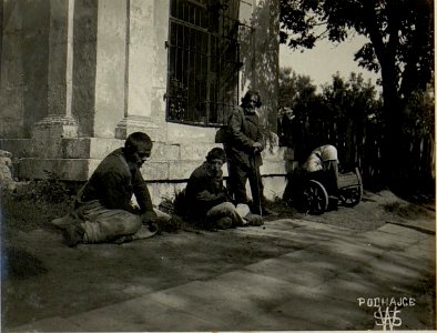 Bettler vor der Kirche in Podhajce. (BildID 15524229)