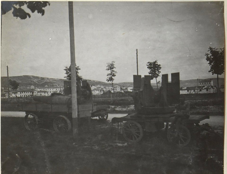 Bettung und Geschütz, im Hintergrund Doberdo mit den Laufgräben Monfalcone. Anfang Mai 1918. (BildID 15664782)