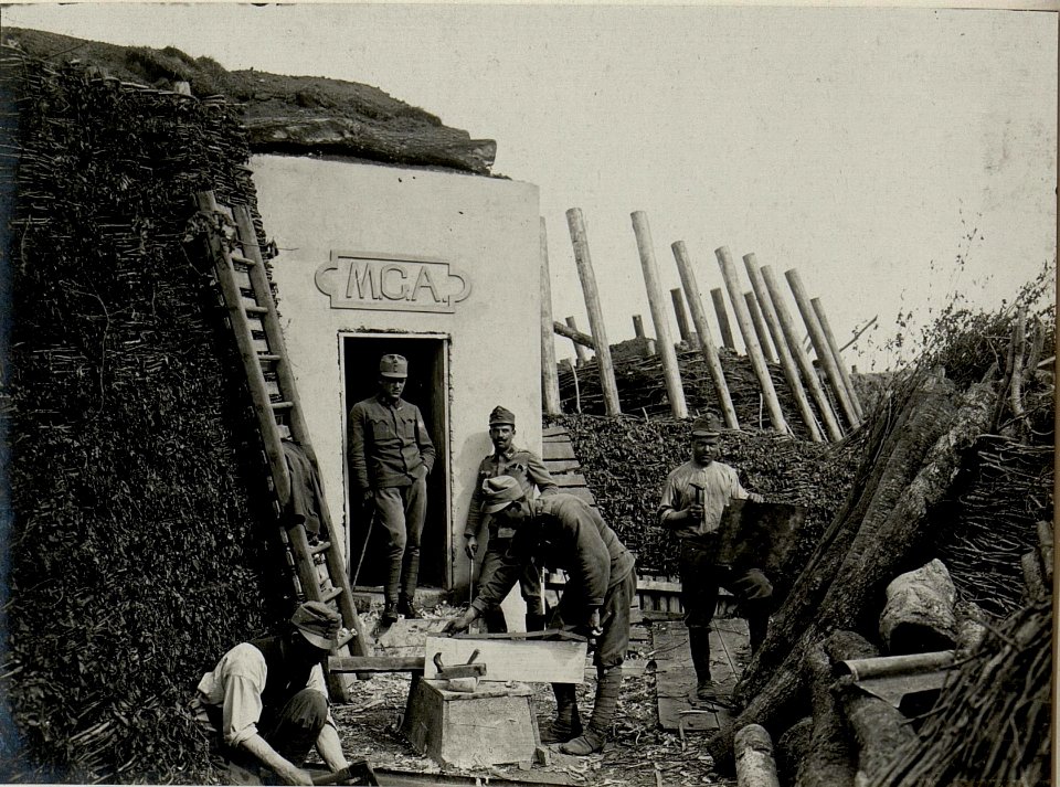 Betonierter Maschinengewehrstand des zweiten Bataillons des Infanterieregimentes 35 im Bau, Abschnitt Pokropivna, aufgenommen am I. Juni 1916 (BildID 15541904)