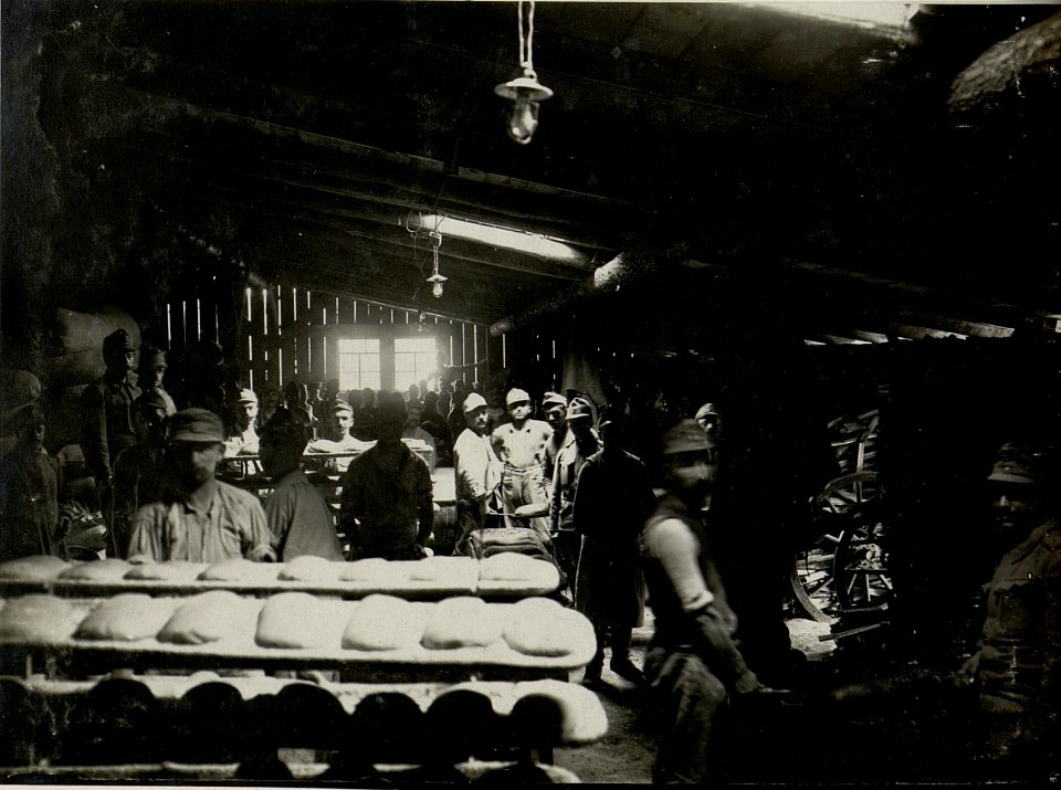 Betrieb in einer Divisionsbäckerei in Ostrozec, am 20.Februar 1916 (BildID 15541666)