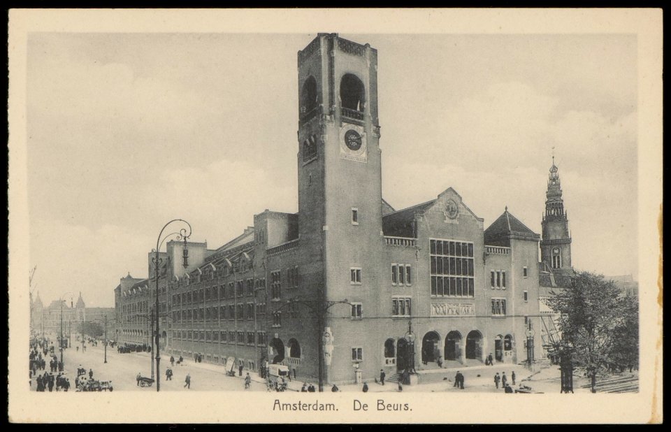 Beurs van Berlage, Damrak 277. Met rechts het Beursplein en de Oudekerkstoren. Uitgave Weenenk & Snel, den Haag, Afb PBKD00314000002