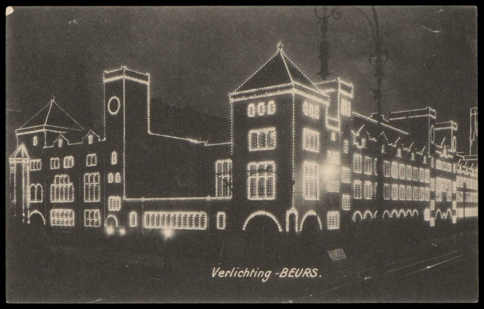 Beurs van Berlage, Damrak 277 met feestverlichting wegens het bezoek van president Faillières van Frankrijk