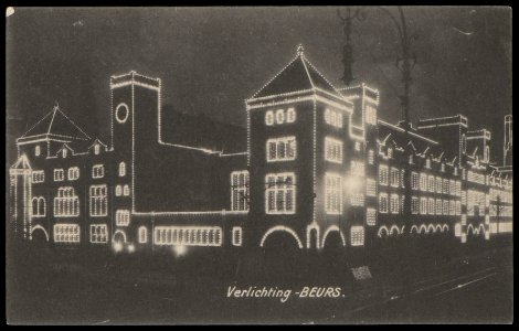 Beurs van Berlage, Damrak 277 met feestverlichting wegens het bezoek van president Faillières van Frankrijk