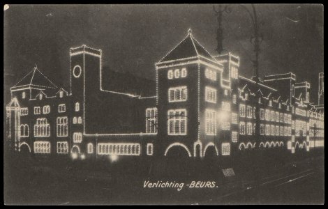 Beurs van Berlage, Damrak 277 met feestverlichting wegens het bezoek van president Faillières van Frankrijk photo