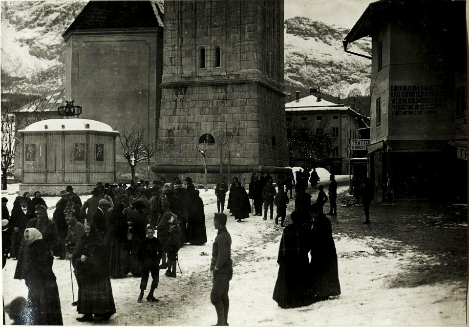 Bevölkerung von Cortina findet unter den österreichischen Soldaten Bekannte. (BildID 15416332)