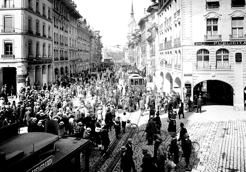 Bevölkerung und Trams in der Spitalgasse - CH-BAR - 3241261