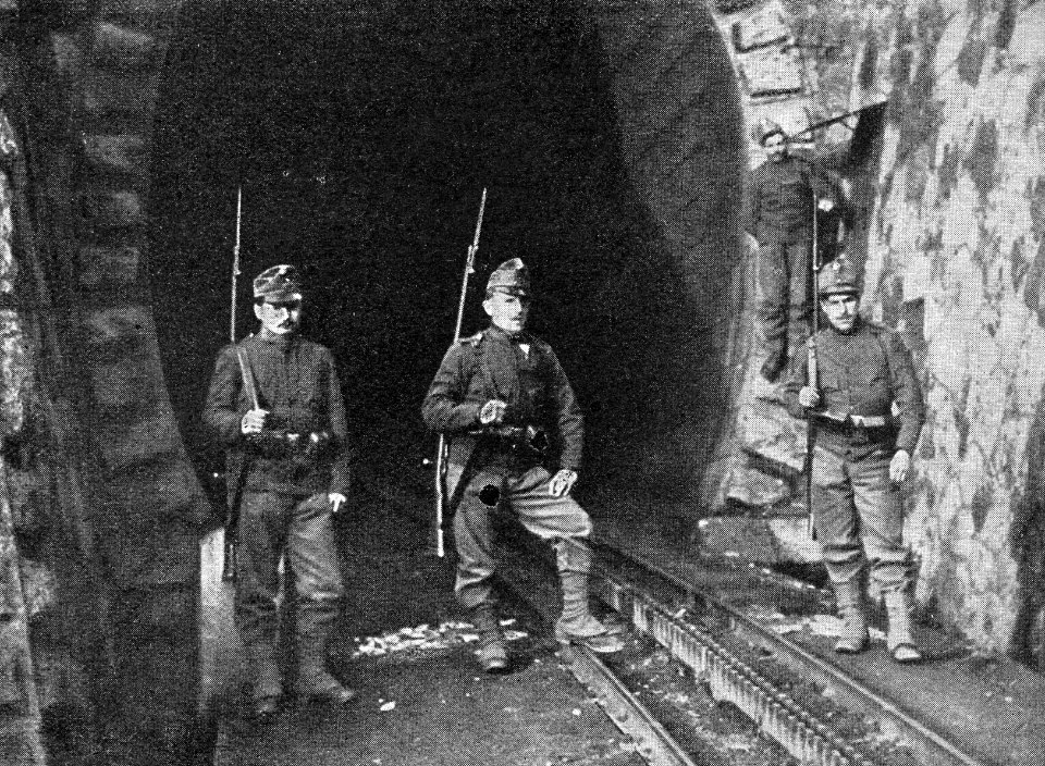 Bewachung eines Tunnels durch österreichisches Militär, 1914