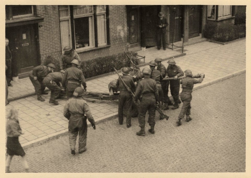 Bevrijding van Groningen - Canadezen stellen geschut op aan de Ernst Casimirlaan