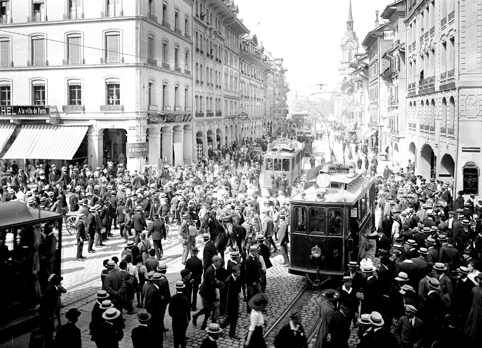 Bevölkerung und Trams in der Spitalgasse - CH-BAR - 3241260