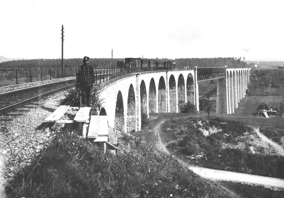 Bewachte Eisenbahnbrücke - CH-BAR - 3236477