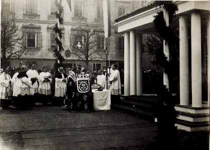 Brixen, Einweihung des Tiroler Adlers am Domplatz durch den Fürstbischof Dr. Egger, Anwesenheit Exzellenz Roth. (BildID 15579839)