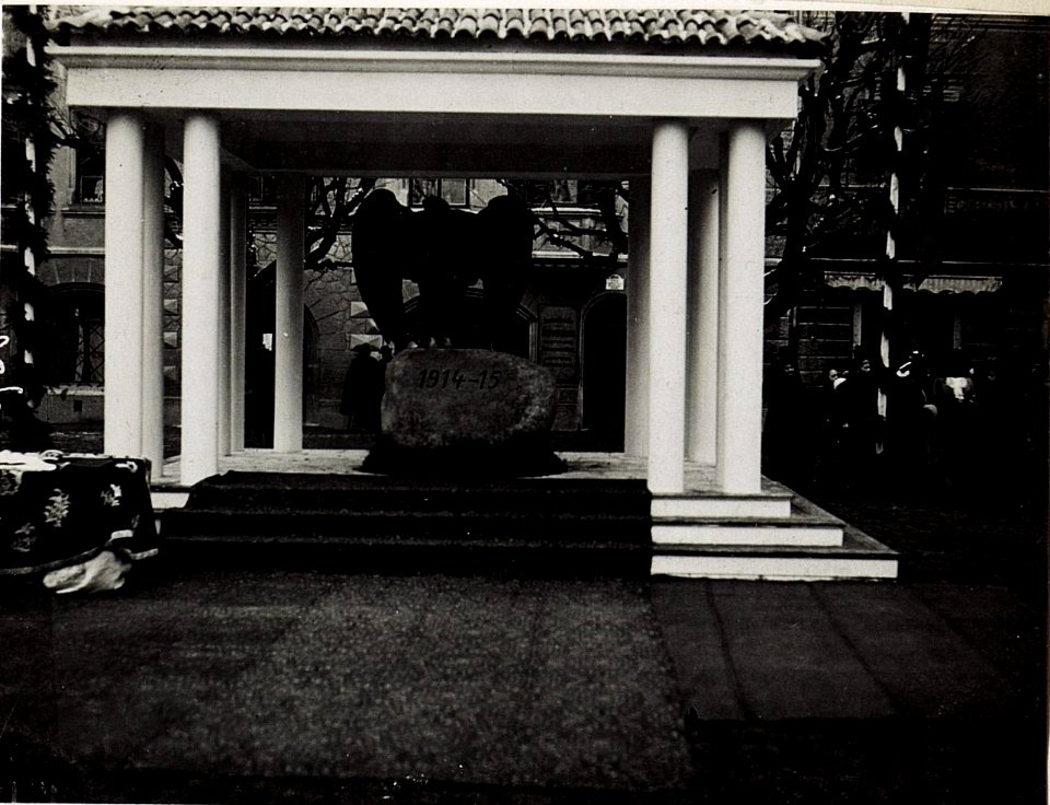 Brixen, Einweihung des Tiroler Adlers am Domplatz, Anwesenheit Exzellenz Roth, Der Wehradler, Dezember 1915. (BildID 15579832)