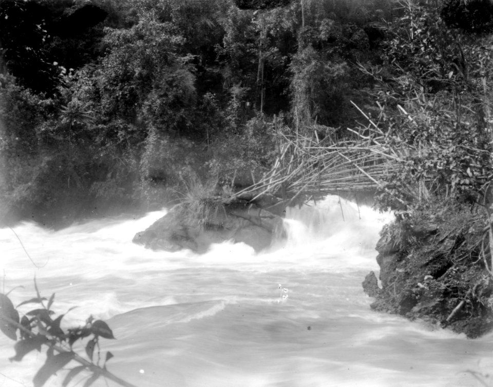 Bro över ett vattenfall i Posofloden, inte långt från Koekoe. Poso, Sulawesi. Indonesien - SMVK - 000207