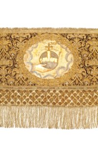 Broderat riksäpple liggandes i guds hand gjord av siden, guld och silver - Livrustkammaren - 91403