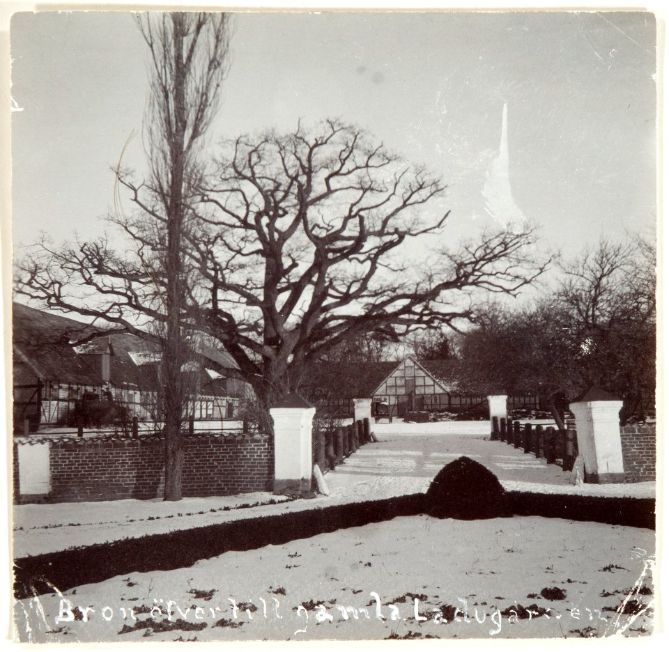 Bron över till gamla ladugården, troligen Vegeholm - Hallwylska museet - 108976