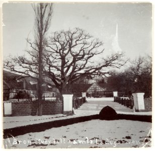 Bron över till gamla ladugården, troligen Vegeholm - Hallwylska museet - 108976