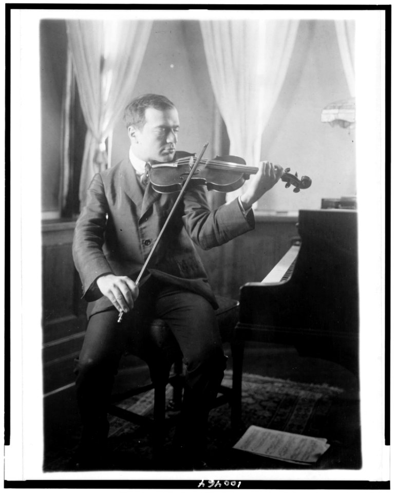 Bronislaw Huberman, full-length portrait, seated, facing right, playing violin) - photo by Bain News Service, New York LCCN90712461