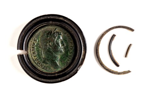 Bronsmynt, 134-138. Infattat i svarvad ebenholts - Skoklosters slott - 110748